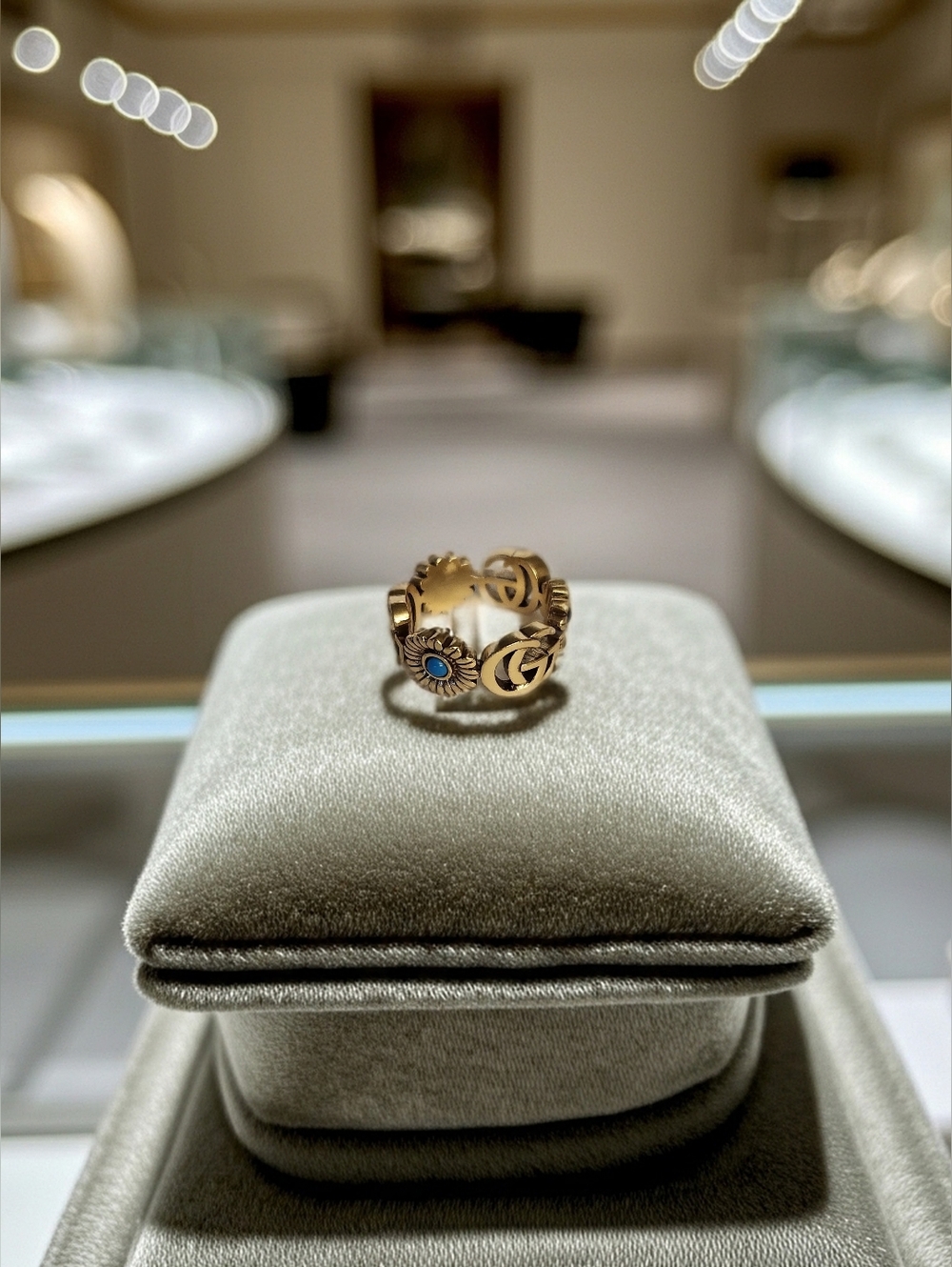 Gucci Gold-tone Floral GG Band with Blue Accents. Size 8